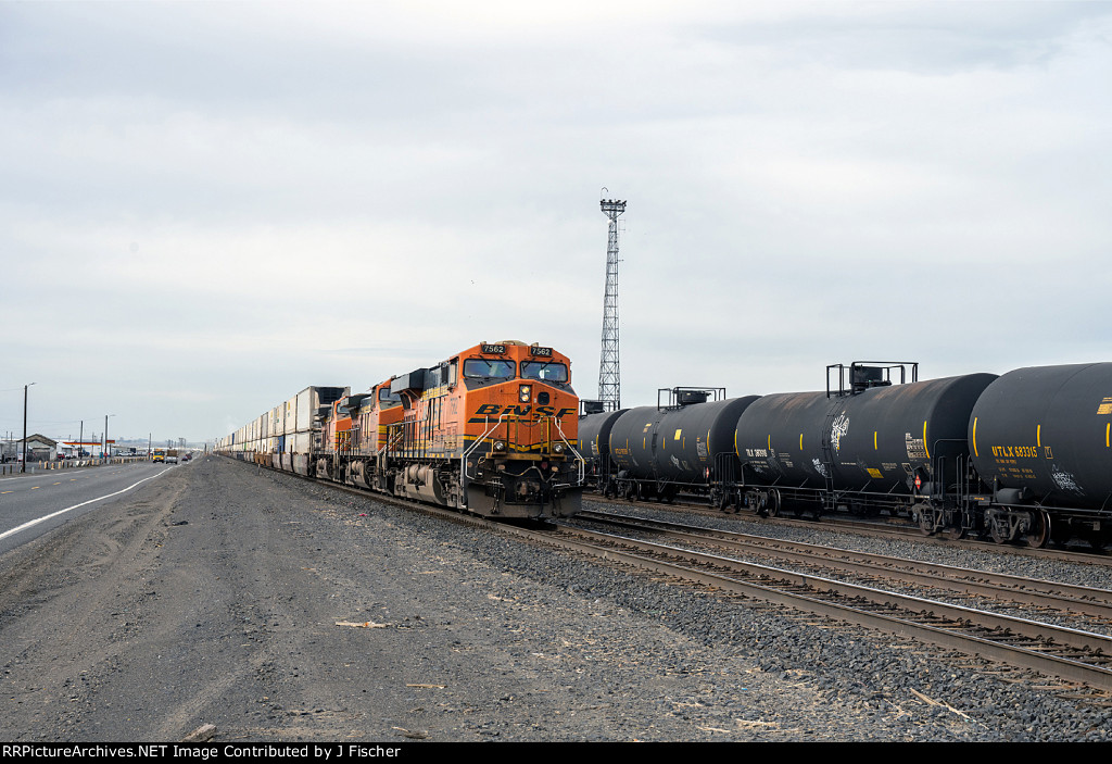 BNSF 7562